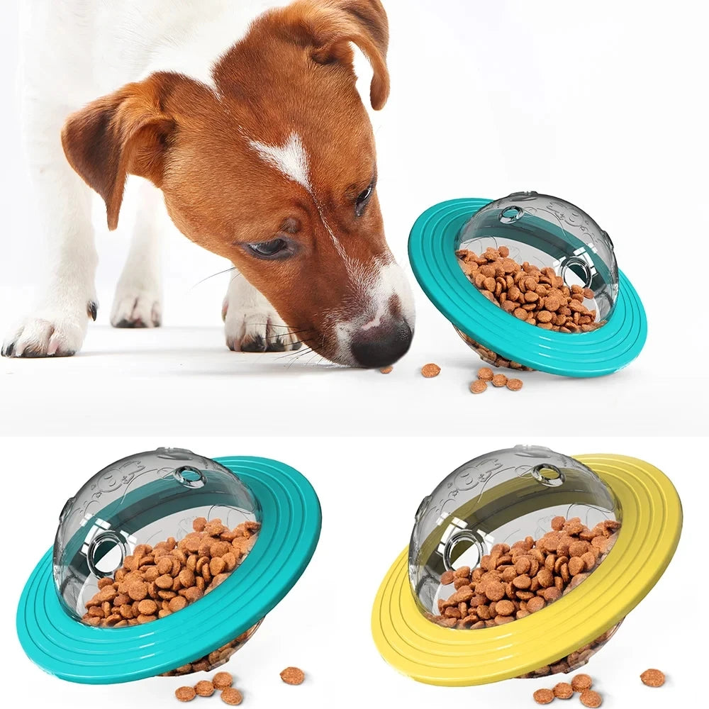 Brinquedo interativo para pet dispenser de petiscos em formato de bola em fundo branco