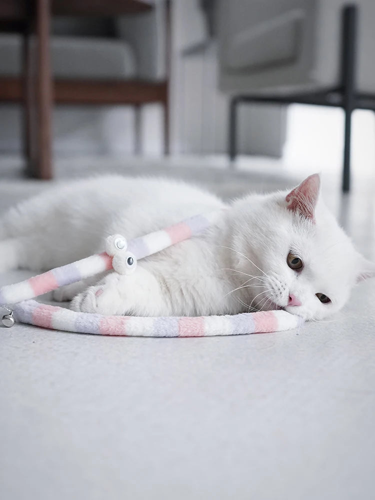 Varinha interativa com penas e sino para gatos em fundo branco