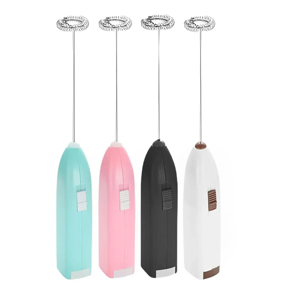 Batedor elétrico de leite e ovos mini mixer portátil em fundo branco