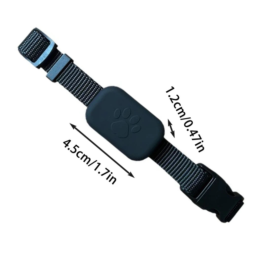 Rastreador GPS para cães e gatos à prova d'água com coleira ajustável em fundo branco