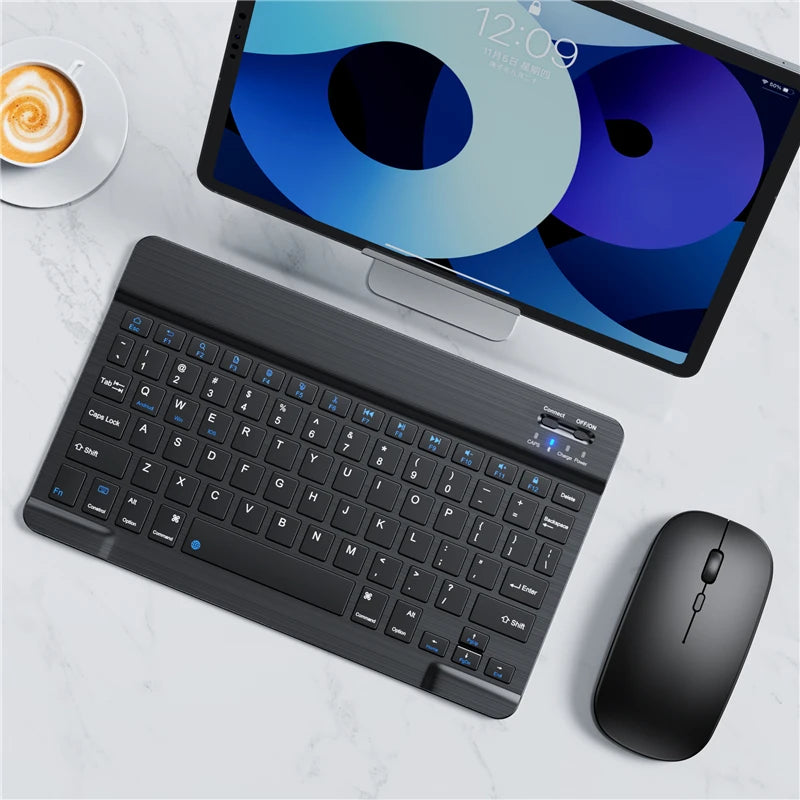 Teclado bluetooth sem fio ultra slim portátil em fundo branco