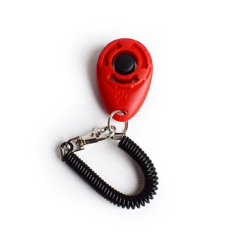 Clicker de treinamento com alça de pulso em fundo branco