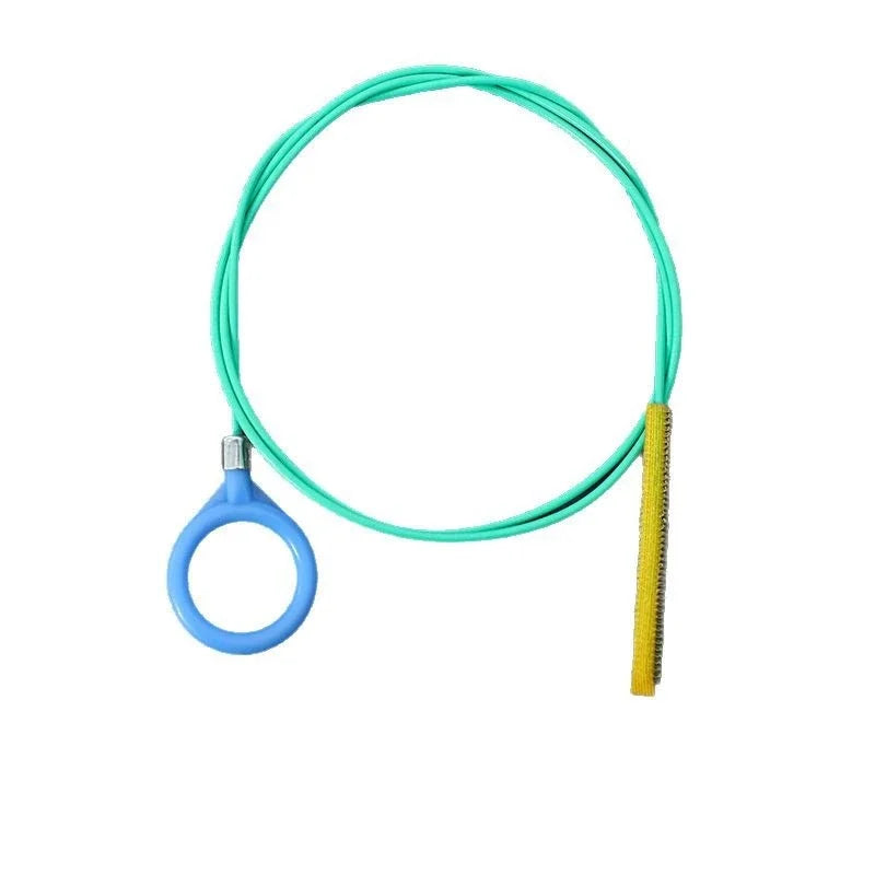 Cobra flexível metálica para desentupir ralo em fundo branco