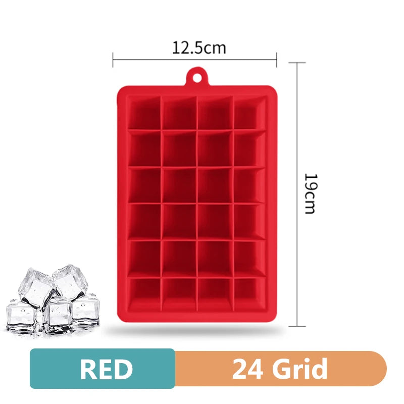 Forma de gelo em silicone com cubos grandes e tampa fechada em fundo branco