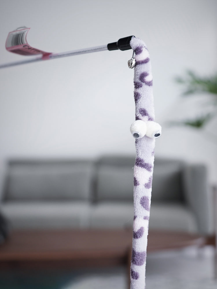 Varinha interativa com penas e sino para gatos em fundo branco