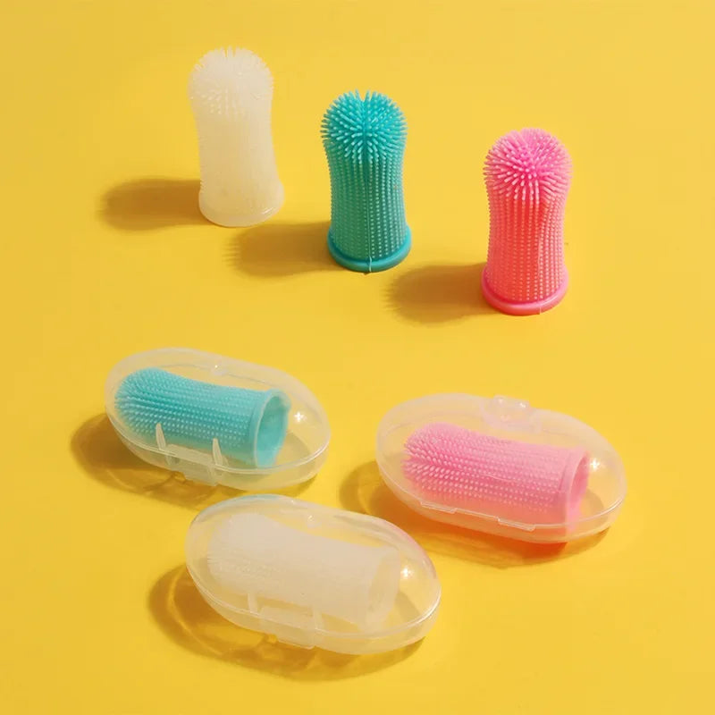 Escova de dedo para cães e gatos em silicone macio para limpeza dental em fundo branco