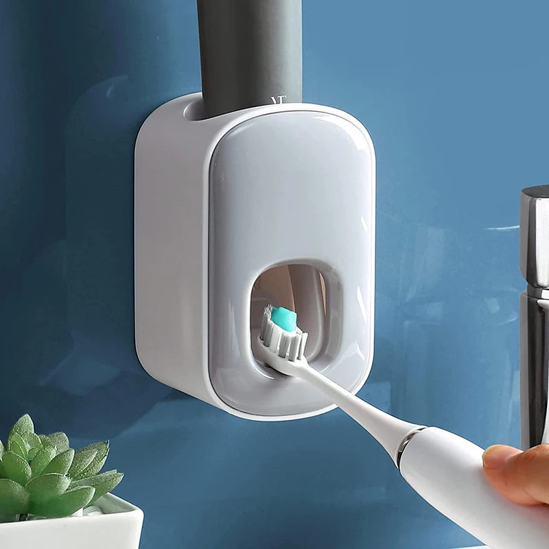 Dispenser automático de pasta de dente de parede em fundo branco