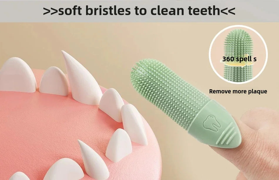 Escova dental dedeira 360 graus de silicone para cães e gatos em fundo branco