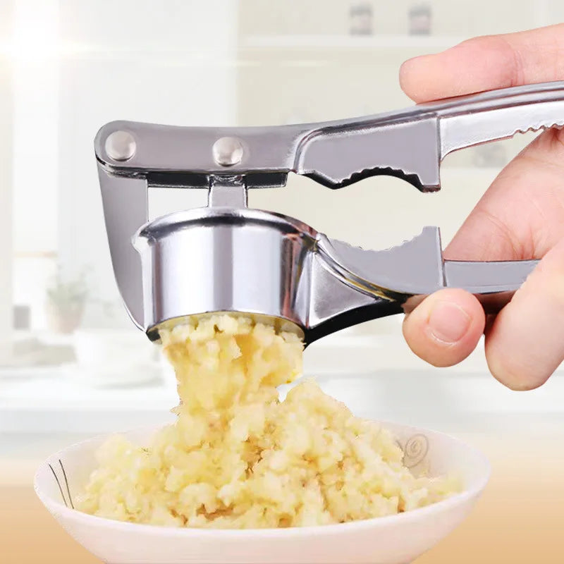 Espremedor de alho manual em aço inox com alça ergonômica em fundo branco