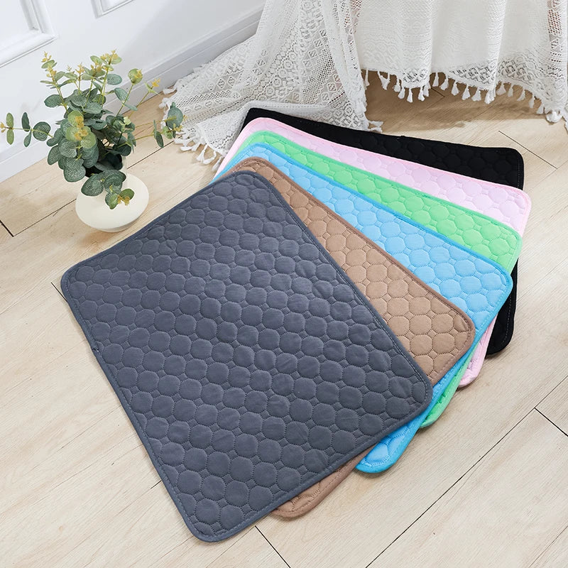 Tapete higiênico lavável reutilizável para cães em fundo branco