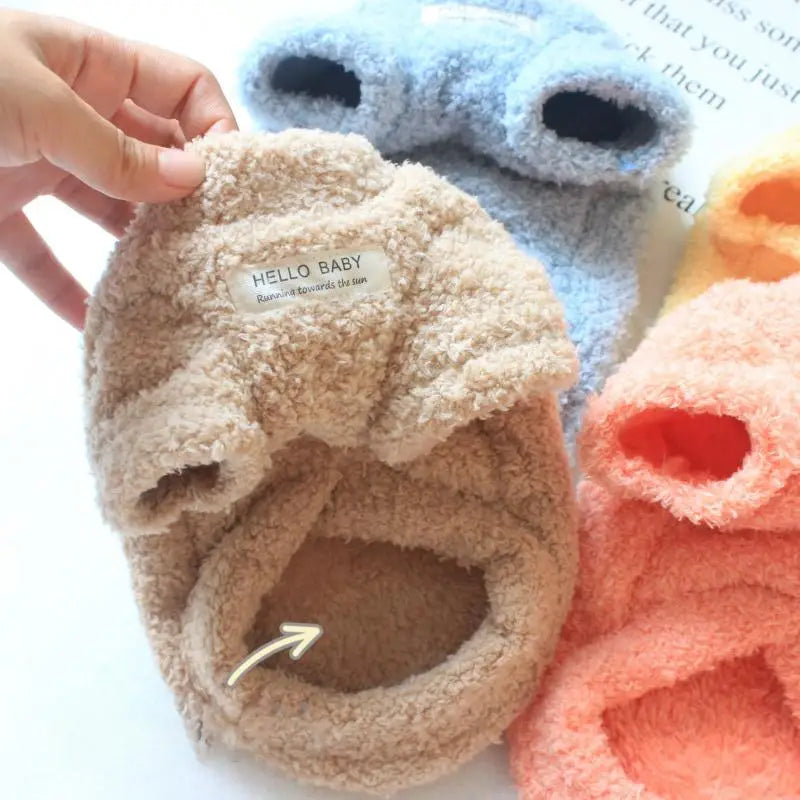 Roupinha suéter de inverno para cães em tricô macio com gola alta em fundo branco