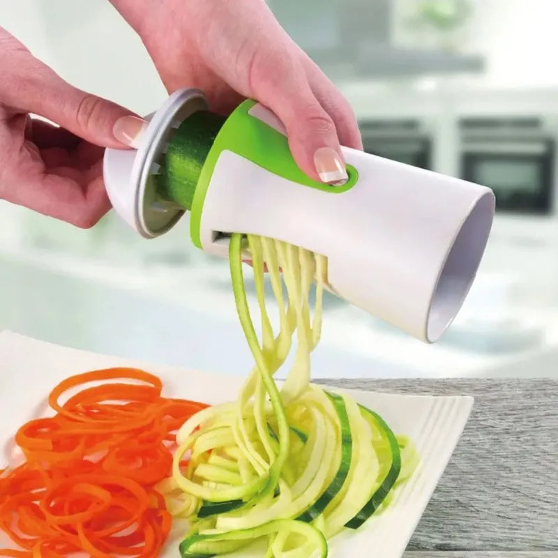 Espiralizador manual de legumes para macarrão de abobrinha em fundo branco