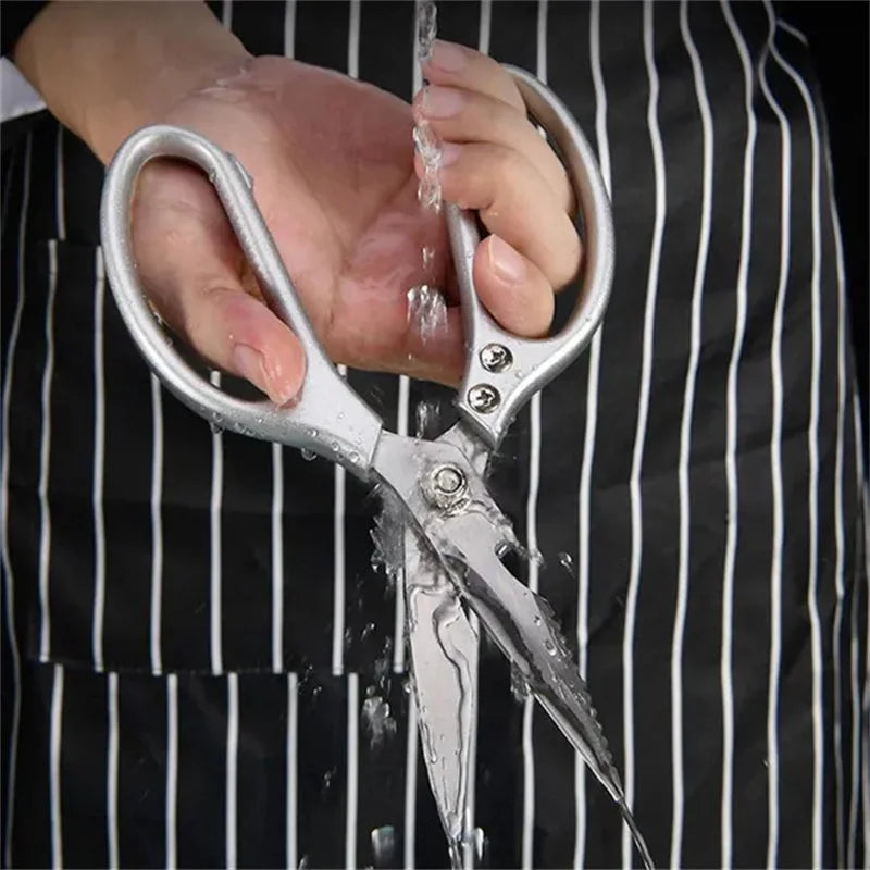 Tesoura multifuncional de cozinha em aço inox SK5 com cabo de alumínio em fundo branco