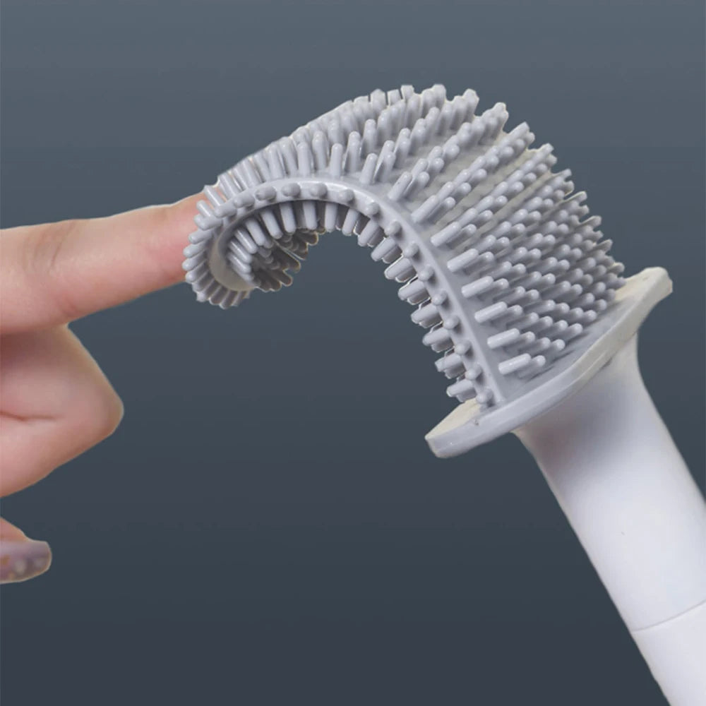 Escova de vaso sanitário em silicone com suporte de parede em fundo branco