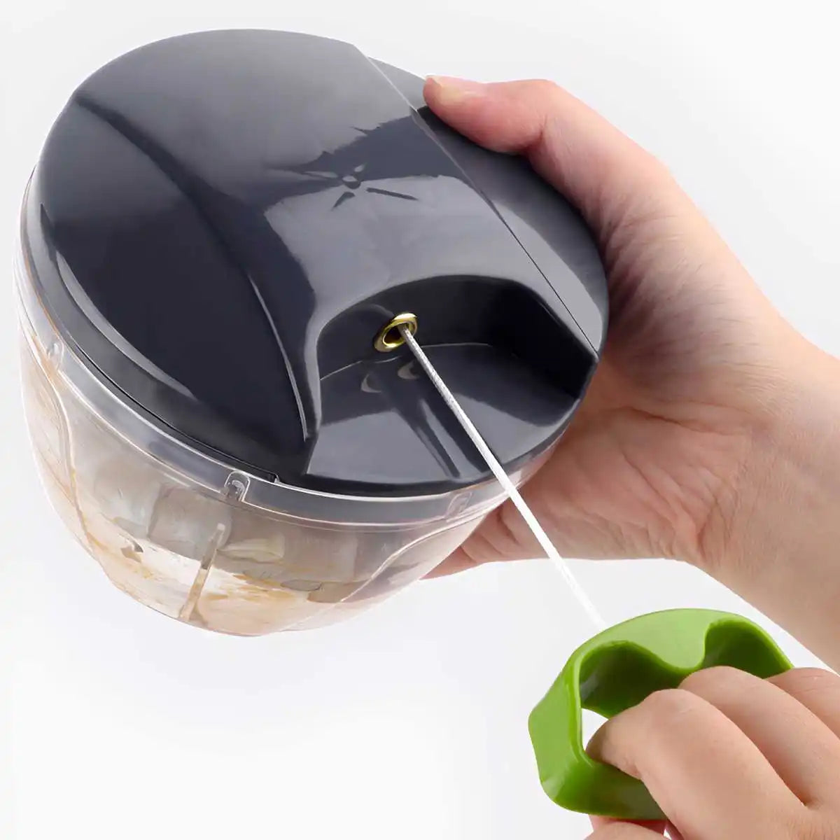 Picador manual de cordinha para alho cebola e legumes em fundo branco