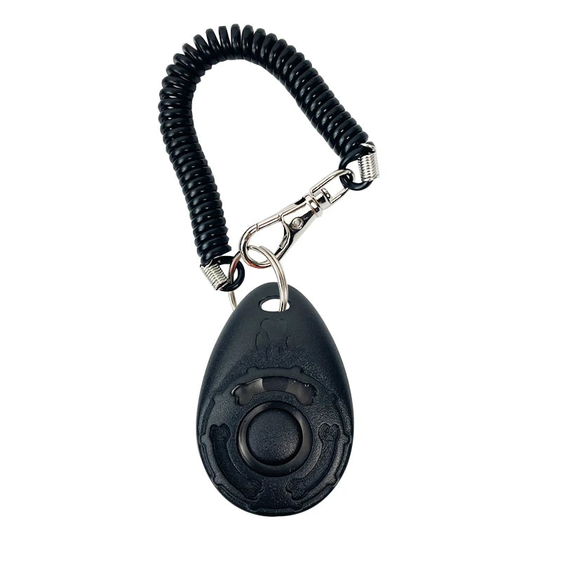 Clicker de treinamento com alça de pulso em fundo branco