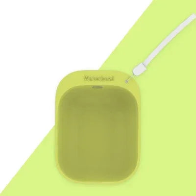 Garrafa bebedouro portátil para cães dobrável com tigela integrada em fundo branco