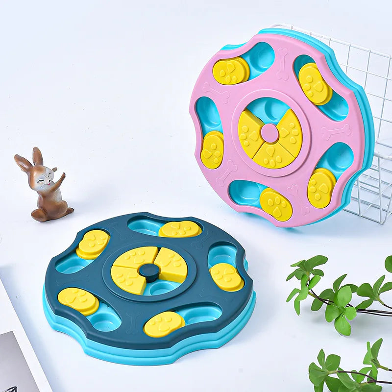 Comedouro puzzle interativo antiderrapante para cães e gatos em fundo branco