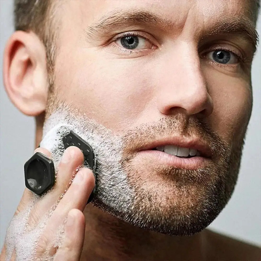 Escova facial de silicone limpeza profunda em fundo branco