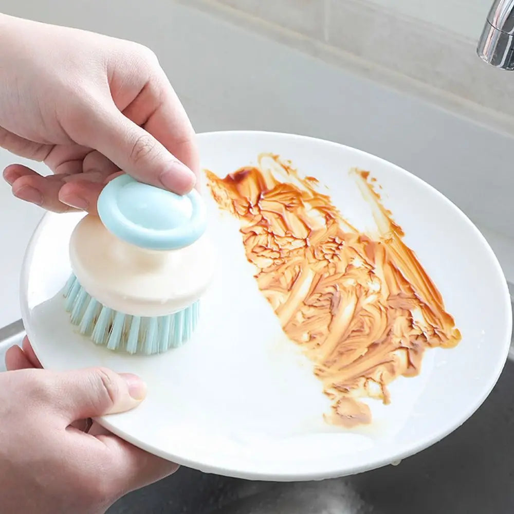 Escova multiuso de limpeza para cozinha com cerdas resistentes em fundo branco