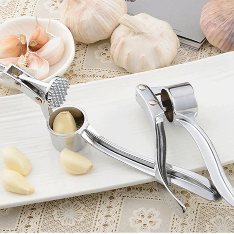 Espremedor de alho manual em aço inox com alça ergonômica em fundo branco