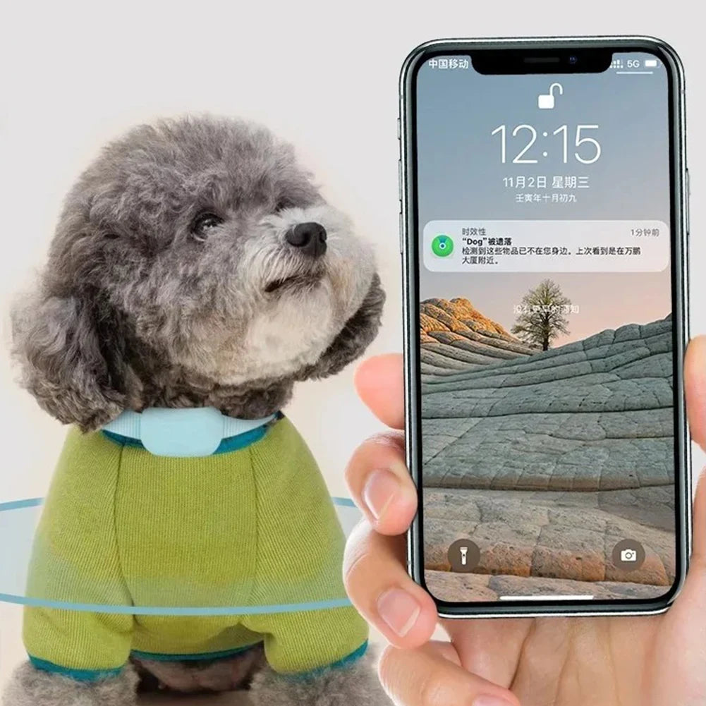 Rastreador GPS para cães e gatos à prova d'água com coleira ajustável em fundo branco