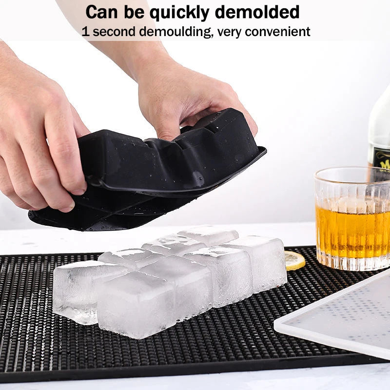 Forma de gelo em silicone com cubos grandes e tampa fechada em fundo branco