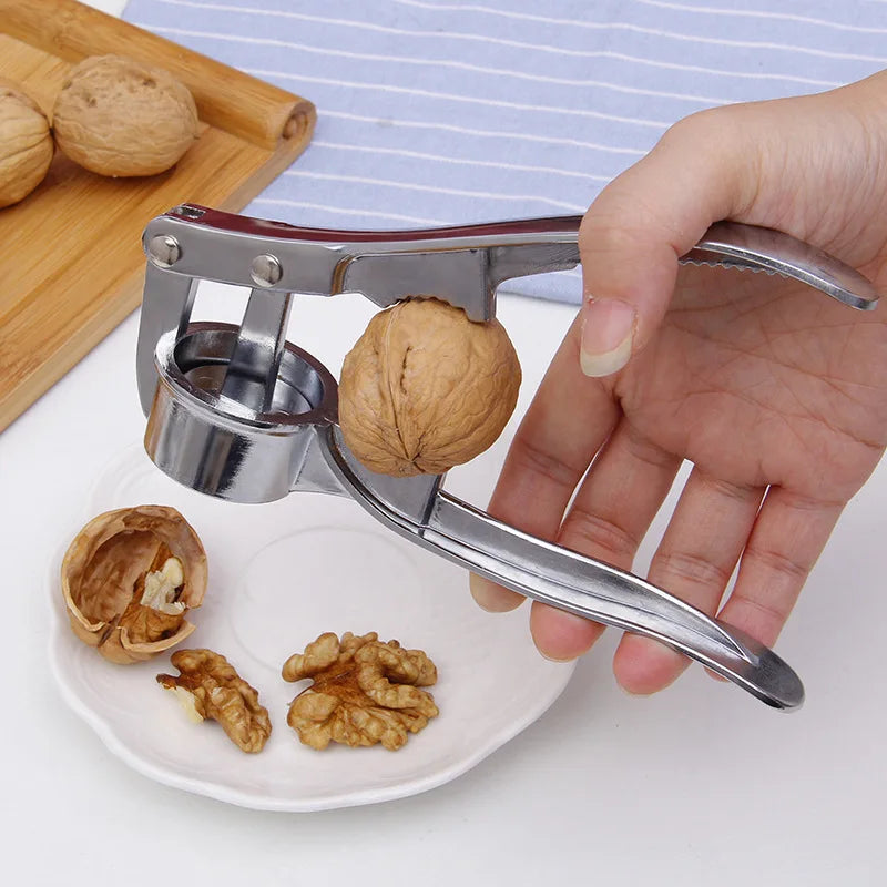 Espremedor de alho manual em aço inox com alça ergonômica em fundo branco
