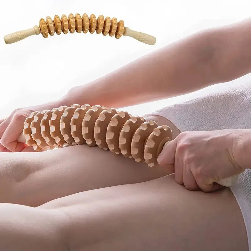 Massageador corporal de madeira rolo manual em fundo branco