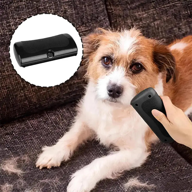 Escova profissional desembaraçadora para cães e gatos em fundo branco