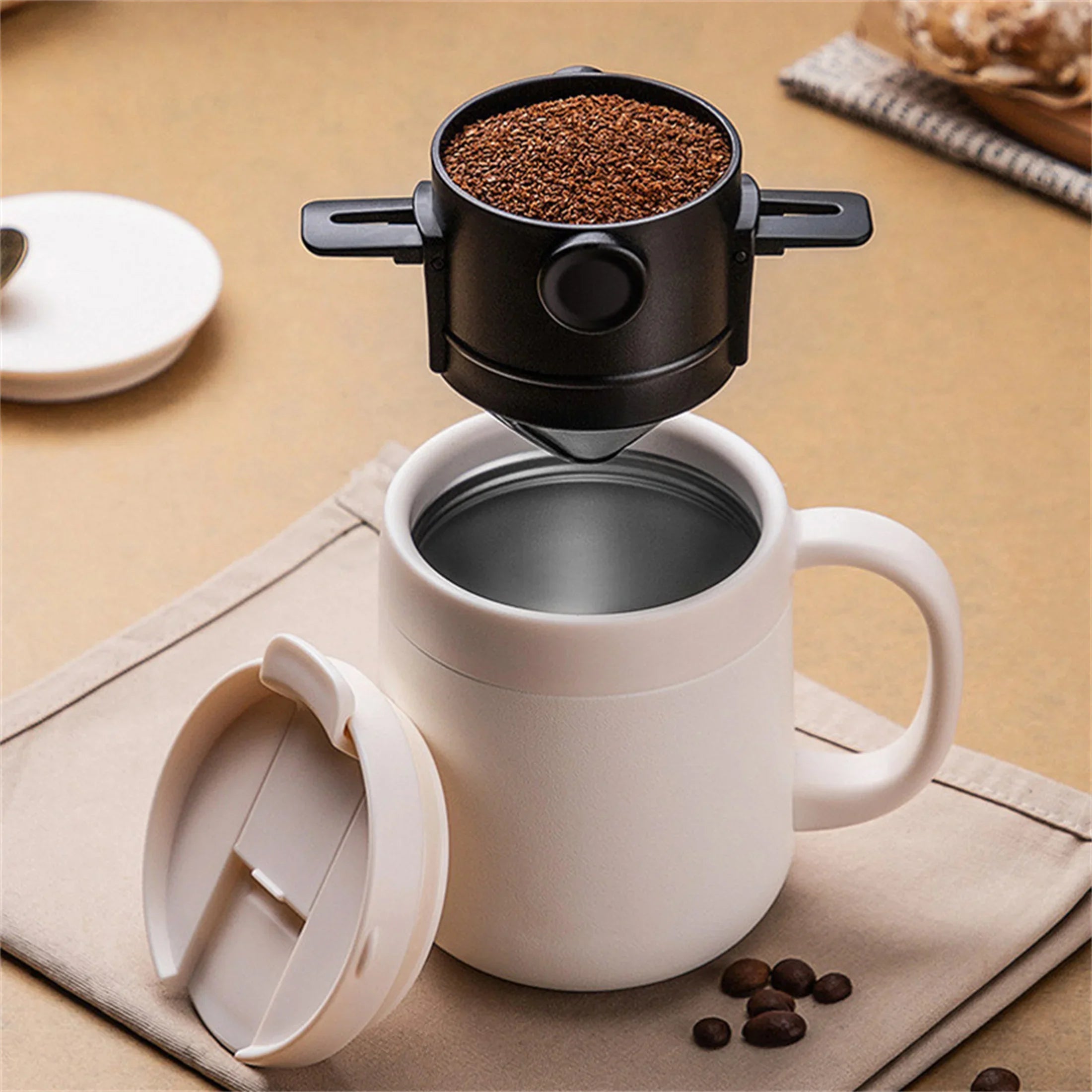 Cafeteira coador portátil inox com caneca térmica em fundo branco