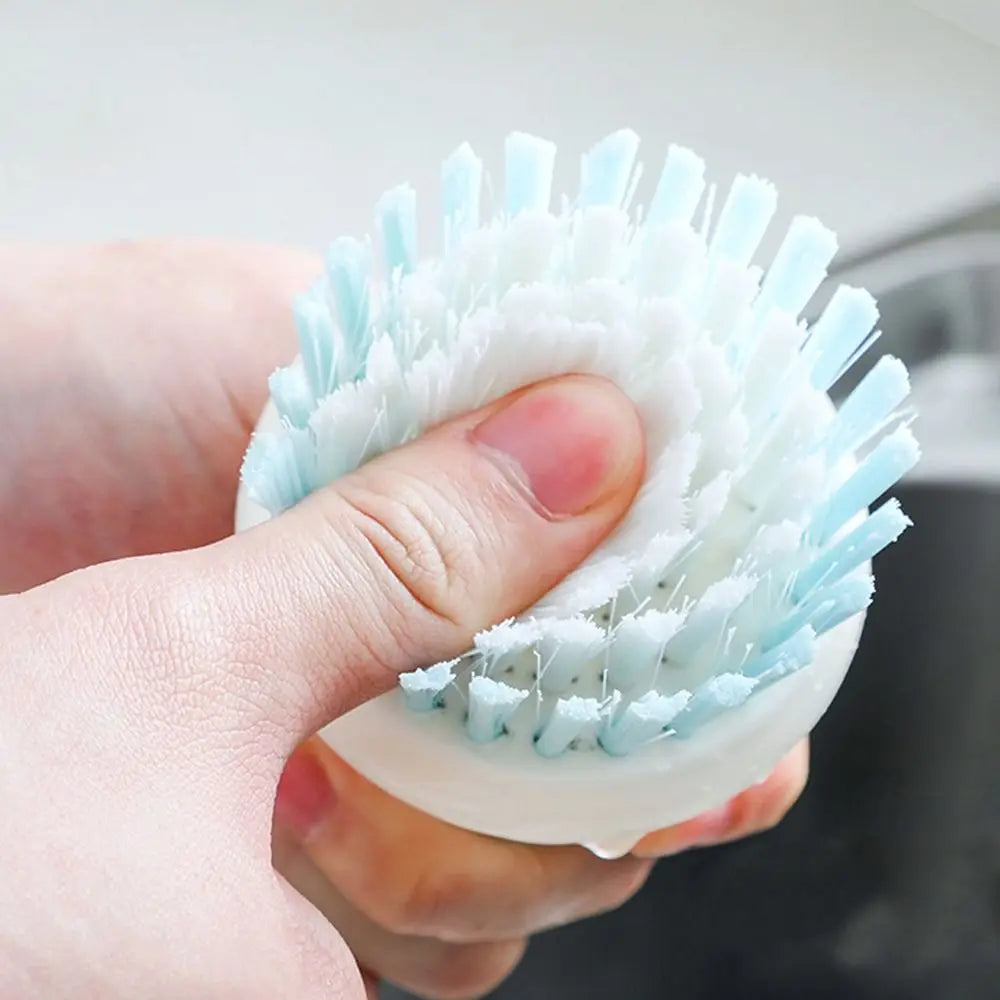 Escova multiuso de limpeza para cozinha com cerdas resistentes em fundo branco