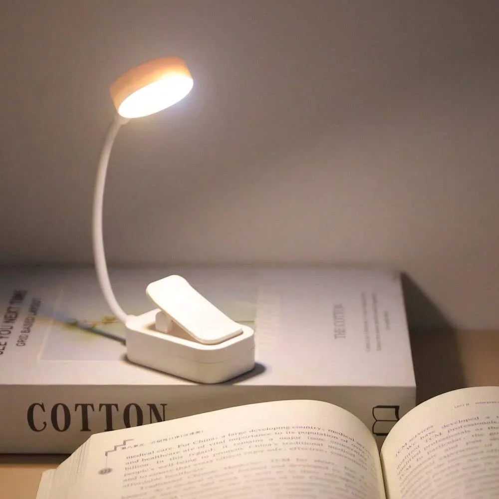 Luminária LED clip ajustável com 3 modos em fundo branco