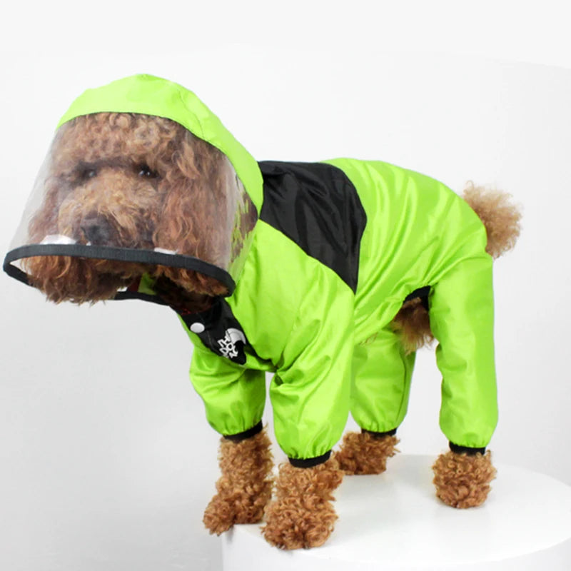 Capa de chuva impermeável para cães com capuz em fundo branco