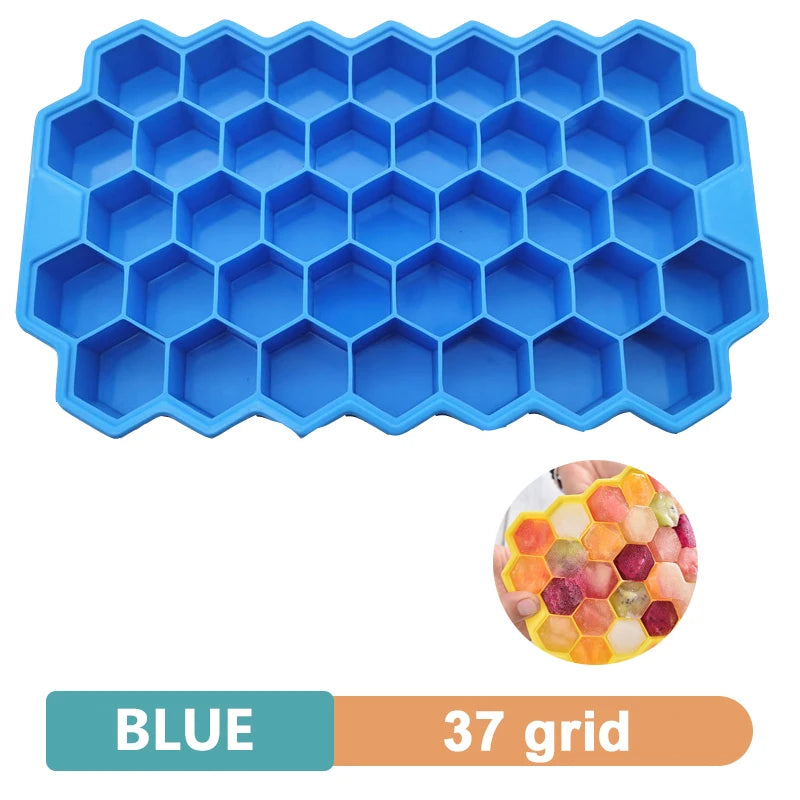 Forma de gelo em silicone com cubos grandes e tampa fechada em fundo branco