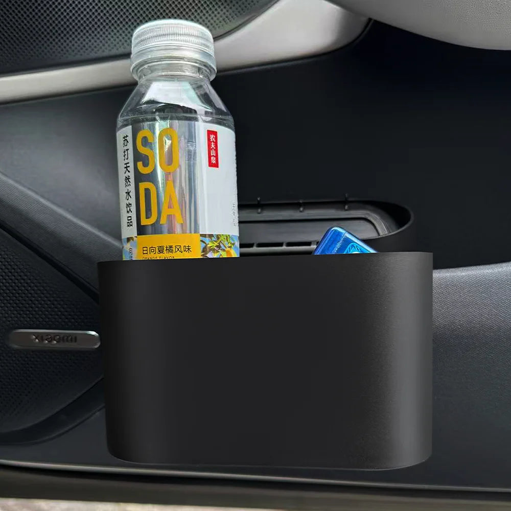 Lixeira de carro portátil antivazamento com tampa e alça em fundo branco