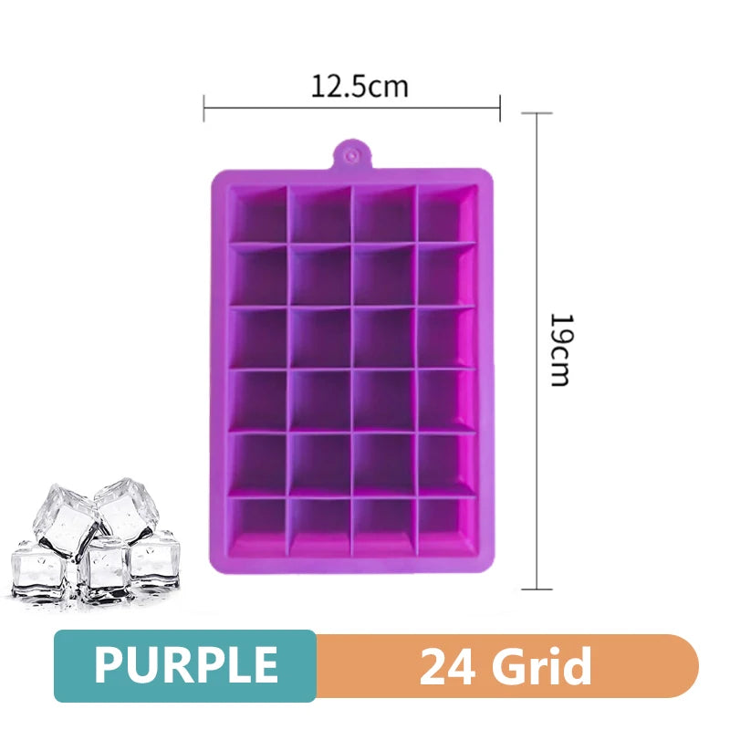 Forma de gelo em silicone com cubos grandes e tampa fechada em fundo branco