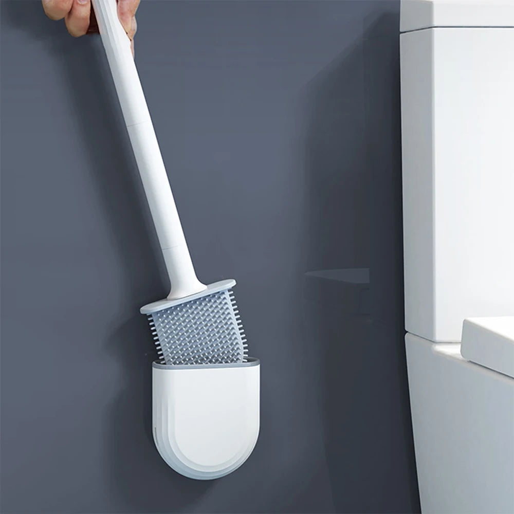 Escova de vaso sanitário em silicone com suporte de parede em fundo branco