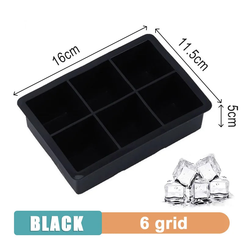 Forma de gelo em silicone com cubos grandes e tampa fechada em fundo branco