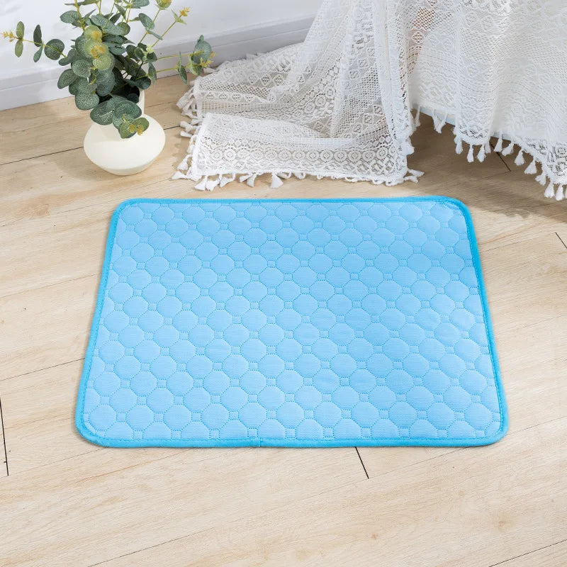 Tapete higiênico lavável reutilizável para cães em fundo branco
