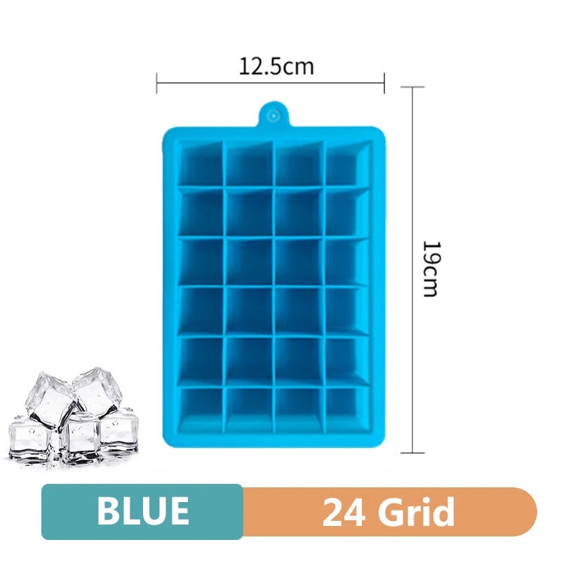 Forma de gelo em silicone com cubos grandes e tampa fechada em fundo branco