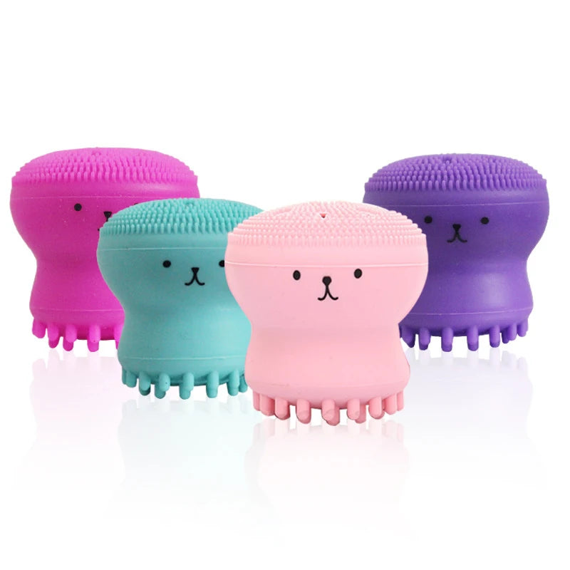 Escova facial de silicone sônica para limpeza profunda em fundo branco