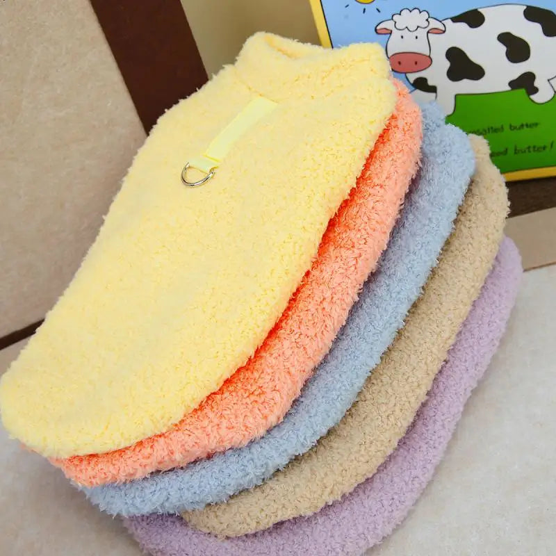 Roupinha suéter de inverno para cães em tricô macio com gola alta em fundo branco