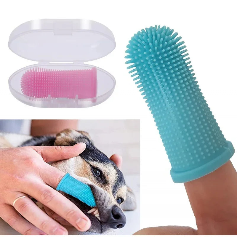 Escova de dedo para cães e gatos em silicone macio para limpeza dental em fundo branco