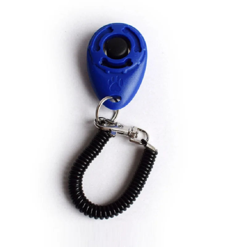 Clicker de treinamento com alça de pulso em fundo branco