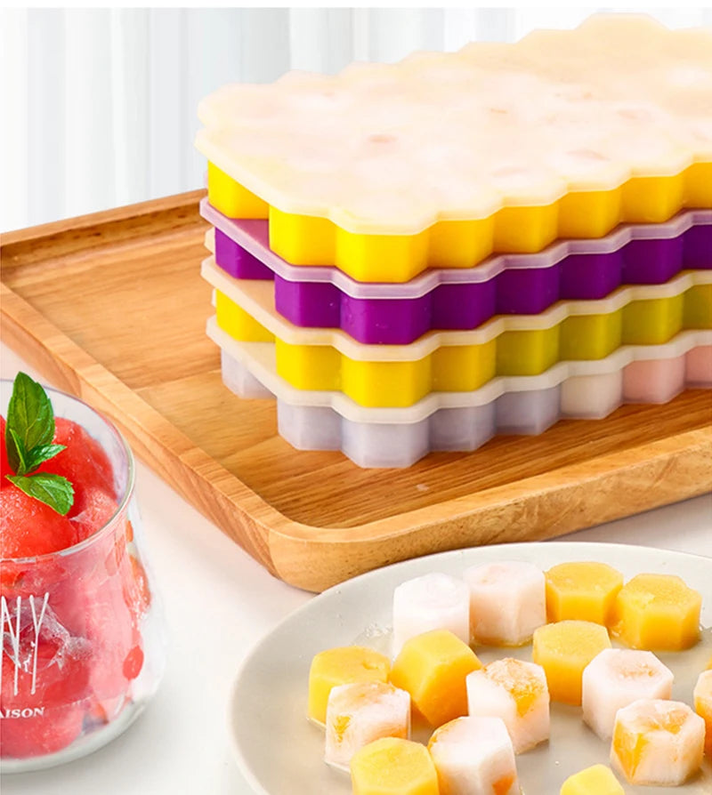 Forma de gelo em silicone com cubos grandes e tampa fechada em fundo branco