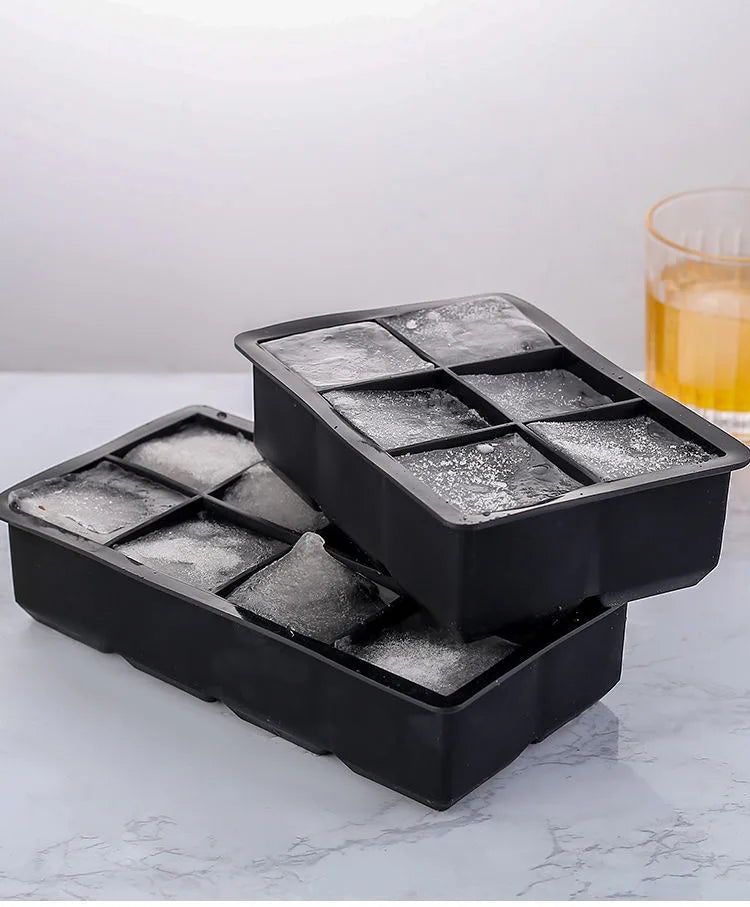 Forma de gelo em silicone com cubos grandes e tampa fechada em fundo branco