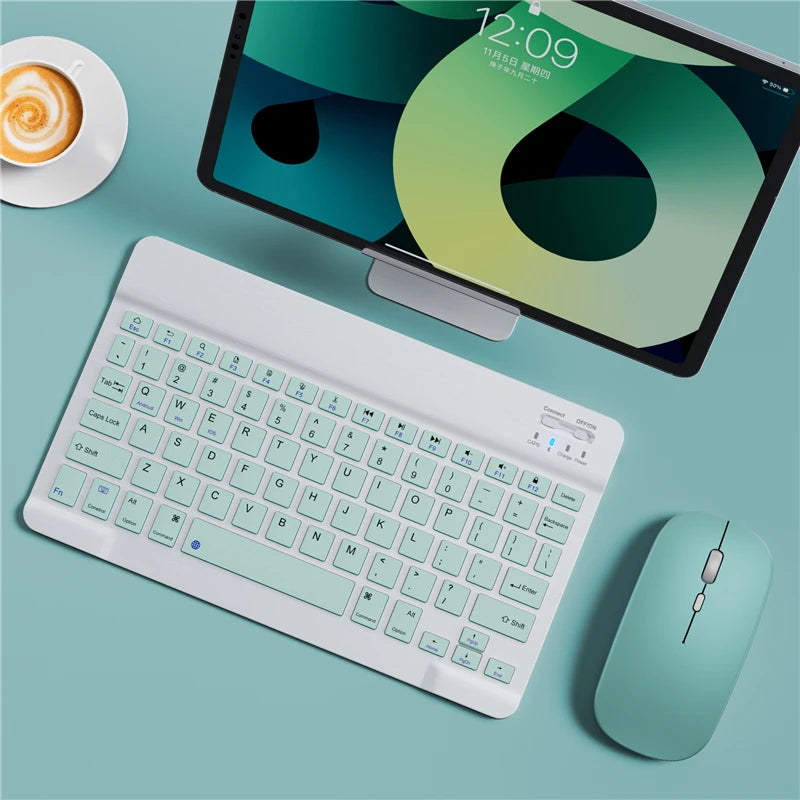 Teclado bluetooth ultra slim portátil em fundo branco