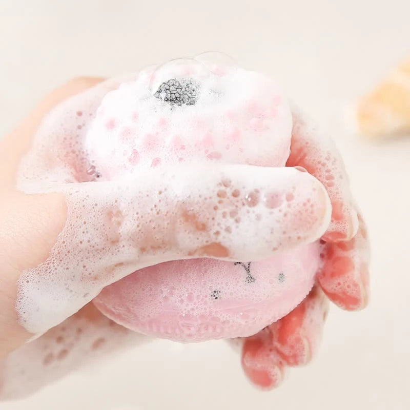Escova facial de silicone sônica para limpeza profunda em fundo branco