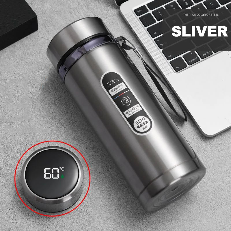 Garrafa térmica inox com display LED de temperatura em fundo branco